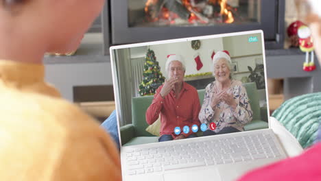 Glückliches-Kaukasisches-Paar-Und-ältere-Eltern-Mit-Weihnachtlichem-Laptop-Videoanruf,-Zeitlupe