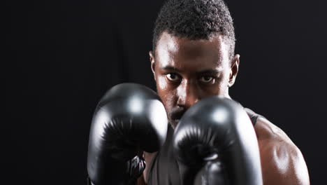 Boxeador-Afroamericano-Listo-Para-Pelear-En-El-Ring-Sobre-Un-Fondo-Negro