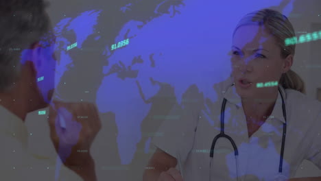 Animation-Der-Verarbeitung-Finanzieller-Daten-Und-Weltkarte-über-Verschiedenen-Ärztinnen-Und-Patienten