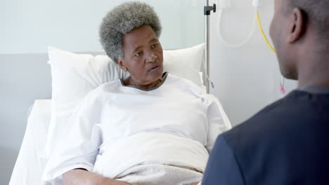 Afroamerikanischer-Arzt-Im-Gespräch-Mit-Einer-älteren-Patientin-Im-Krankenhauszimmer,-Zeitlupe