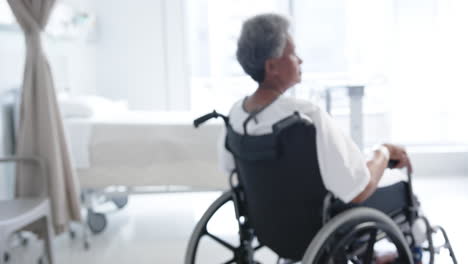 Afroamerikanische-ältere-Patientin-Im-Rollstuhl-Im-Krankenhauszimmer,-Zeitlupe