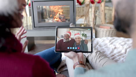 Glückliches,-Vielfältiges-Paar-Und-ältere-Eltern-Mit-Einem-Weihnachtlichen-Tablet-Videoanruf,-Zeitlupe