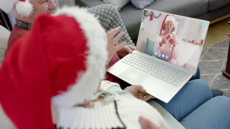 Glückliches,-Vielfältiges-älteres-Paar-Und-Freundin-Mit-Weihnachts-Laptop-Videoanruf,-Zeitlupe