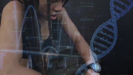 Animation-Eines-DNA-Strangs-Und-Datenverarbeitung-über-Einer-Müden-Frau-Mit-Gemischter-Abstammung