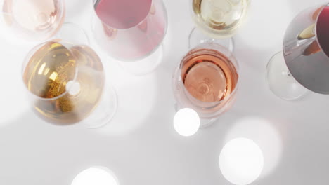 Verbund-Aus-Gläsern-Weiß-,-Rosé--Und-Rotwein-Auf-Weißem-Hintergrund