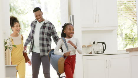Glückliche-Afroamerikanische-Eltern-Und-Tochter-Kommen-Von-Der-Schule-Nach-Hause,-Zeitlupe