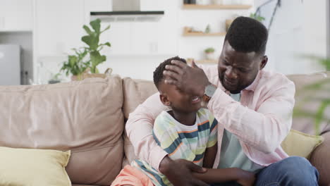 Afroamerikanischer-Vater-Und-Sohn-Teilen-Einen-Moment-Zu-Hause-Mit-Kopierraum
