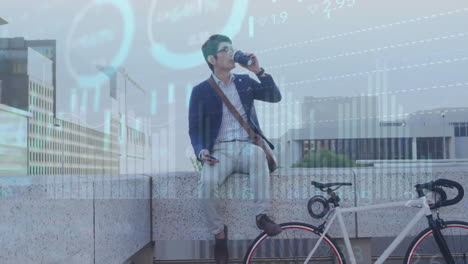 Animation-Der-Datenverarbeitung-über-Einen-Asiatischen-Mann-Mit-Fahrrad,-Der-Kaffee-Trinkt-Und-Sein-Smartphone-In-Der-Stadt-Benutzt