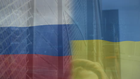 Animación-De-Banderas-De-Rusia-Y-Ucrania-Sobre-Una-Mujer-Caucásica-Sonriendo-En-La-Calle-De-La-Ciudad