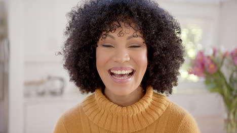 Porträt-Einer-Glücklichen-Afroamerikanischen-Frau-Mit-Lockigem-Haar-Zu-Hause,-Zeitlupe