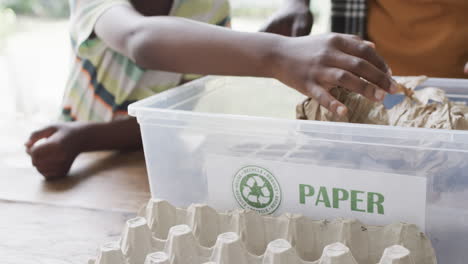 Afroamerikanischer-Junge-Lernt-Zu-Hause-Etwas-über-Recycling