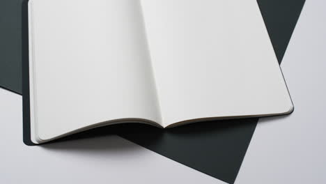 Video-Eines-Buches-Mit-Weißen-Leeren-Seiten-Und-Kopierraum-Auf-Schwarz-weißem-Hintergrund