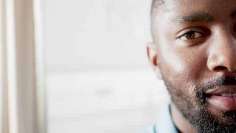 Halbporträt-Eines-Glücklichen-Afroamerikanischen-Mannes-Im-Krankenhaus-Mit-Kopierraum,-Zeitlupe