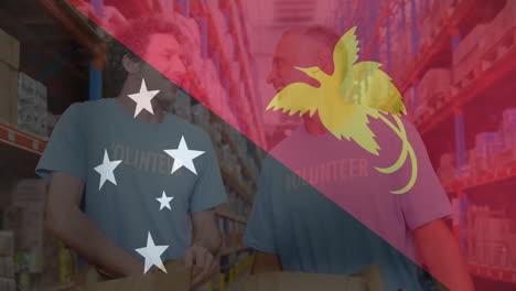 Animation-Der-Flagge-Von-Papua-Neuguinea-über-Kaukasischen-Männlichen-Freiwilligen,-Die-Sich-Im-Lager-Abklatschen