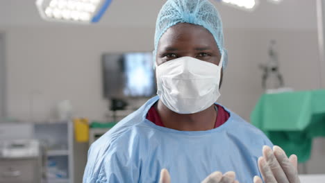Fokussierter-Afroamerikanischer-Chirurg-In-Einem-Operationssaal