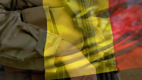 Animation-Der-Belgischen-Flagge-über-Einem-Kaukasischen-Männlichen-Soldaten,-Der-Eine-Waffe-Hält-Und-Im-Wald-Läuft