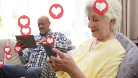 Animation-Von-Social-Media-Symbolen-Und-Daten-über-Lächelnde-ältere-Freunde-Mit-Smartphones