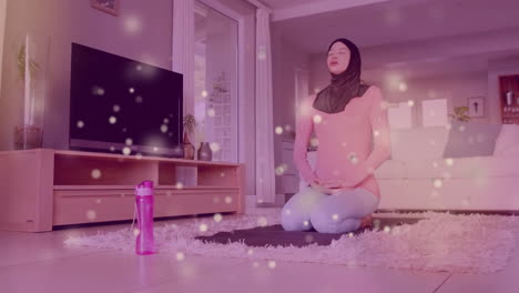 Animation-Von-Lichtpunkten-über-Einer-Gemischtrassigen-Frau-Im-Hijab,-Die-Yoga-Praktiziert