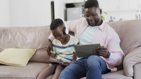 Afroamerikanischer-Vater-Und-Sohn-Genießen-Digitale-Tablets-Zu-Hause