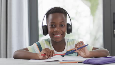 Afroamerikanischer-Junge-Lernt-Zu-Hause