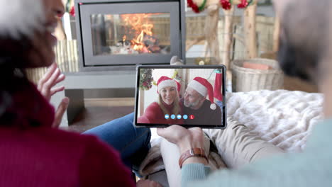 Zwei-Glückliche,-Unterschiedliche-Paare,-Die-Einen-Weihnachtlichen-Tablet-Videoanruf-In-Zeitlupe-Führen