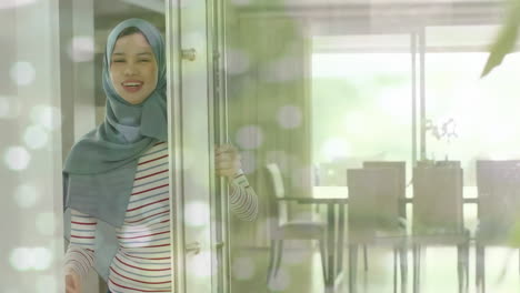 Animation-Von-Lichtpunkten-über-Einer-Lächelnden-Gemischtrassigen-Frau-Im-Hijab