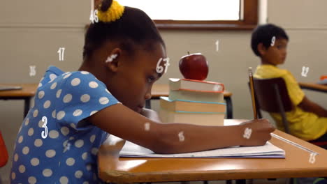 Animation-Von-Zahlen-über-Einem-Afroamerikanischen-Schulmädchen,-Das-In-Der-Schule-In-Ein-Notizbuch-Schreibt