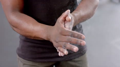 Fitter-Afroamerikaner-Trägt-Händedesinfektionsmittel-Auf
