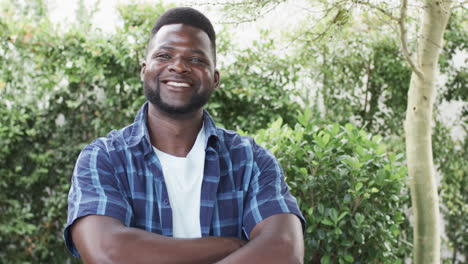 Afroamerikanischer-Mann-Lächelt-Selbstbewusst-Im-Freien-Mit-Kopierraum