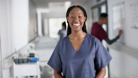 Porträt-Einer-Glücklichen-Afroamerikanischen-Ärztin-Im-Krankenhaus,-Zeitlupe