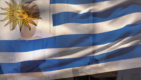 Animation-Der-Flagge-Uruguays-über-Einem-Lächelnden,-Gemischtrassigen-Geschäftsmann-Im-Büro