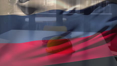 Animation-Der-Flagge-Russlands-über-Schutzhelm-Und-Architektenplänen-Auf-Dem-Tisch