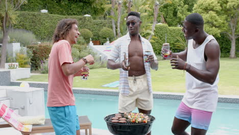 Junge-Afroamerikanische-Männer-Genießen-Ein-Barbecue-Im-Freien