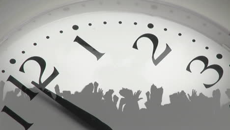 Animation-Einer-Uhr,-Die-Mitternacht-Zeigt,-Und-Menschen,-Die-Auf-Weißem-Hintergrund-Tanzen