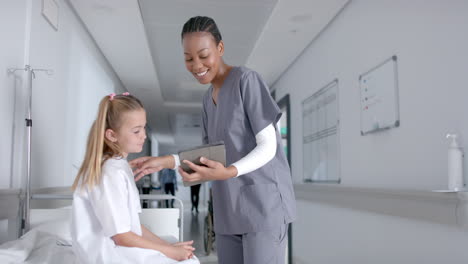 Krankenschwester-Und-Junges-Mädchen-In-Einem-Krankenhaus