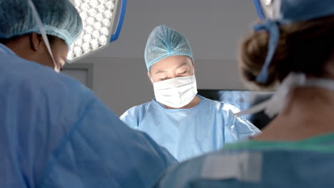 Diverse-Chirurginnen-Operieren-Patientin-Im-Operationssaal,-Zeitlupe
