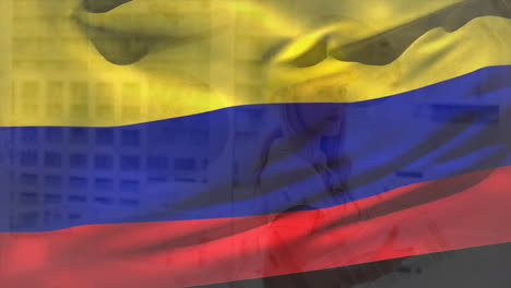 Animation-Der-Flagge-Kolumbiens-über-Einem-Lächelnden-Kaukasischen-Architekten-Mit-Bauplänen