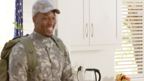 Glücklicher-Afroamerikanischer-Soldat,-Der-Sich-Zu-Hause-Mit-Seiner-Frau-Umarmt,-Zeitlupe
