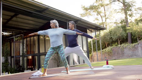 Fokussiertes,-Vielfältiges-älteres-Paar-Praktiziert-Yoga-Im-Garten