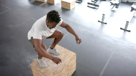 Ein-Fitter-Afroamerikaner-Macht-Im-Fitnessstudio-Eine-Step-Up-Übung