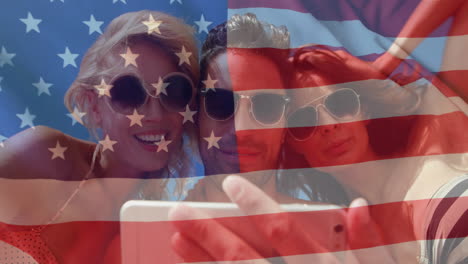 Animation-Der-Flagge-Der-USA-über-Verschiedenen-Freunden-Am-Strand-Im-Sommer