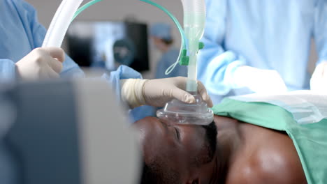 Diverse-Chirurginnen-Operieren-Afroamerikanische-Patienten-Im-Operationssaal,-Zeitlupe