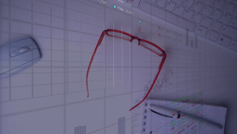Animation-Der-Finanzdatenverarbeitung-über-Brille,-Maus,-Notebook-Und-Tastatur-Auf-Dem-Schreibtisch