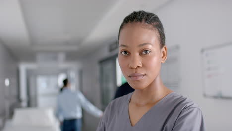 Enfermera-Afroamericana-Se-Encuentra-Con-Confianza-En-Un-Pasillo-Del-Hospital