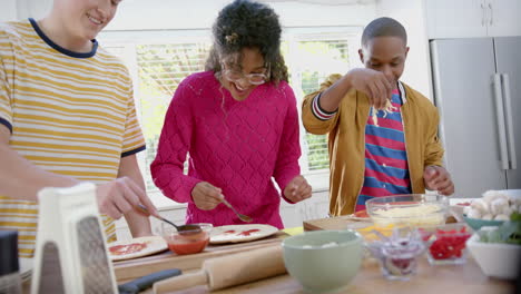 Feliz-Grupo-Diverso-De-Amigos-Adolescentes-Cocinando-Y-Haciendo-Pizza-En-La-Cocina,-Cámara-Lenta