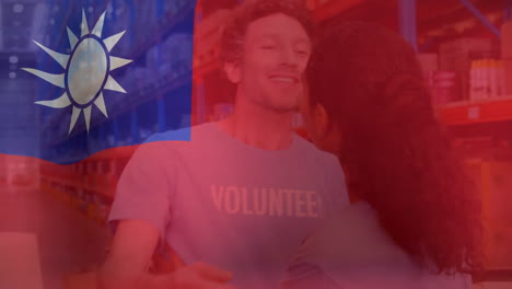 Animation-Der-Flagge-Taiwans-über-Verschiedenen-Männlichen-Und-Weiblichen-Freiwilligen,-Die-Sich-In-Einem-Lager-Umarmen