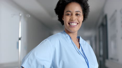 Lächelnde-Afroamerikanische-Krankenschwester-In-Einem-Krankenhausflur-Mit-Kopierraum
