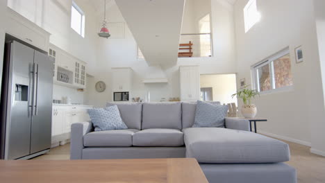 Graues-Sofa,-Kühlschrank,-Möbel-Und-Fenster-In-Sonnigem-Zuhause