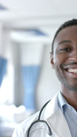 Vídeo-Vertical-Medio-Retrato-De-Un-Médico-Afroamericano-Sonriente,-Espacio-De-Copia,-Cámara-Lenta
