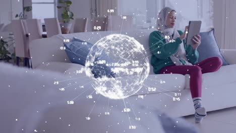 Animación-De-Globo-Con-Red-De-Conexiones-Sobre-Mujer-Birracial-En-Hijab-Usando-Tableta